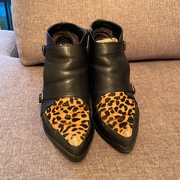 COPY - SAM EDLEMAN leopard booties - Picture 2 of 3